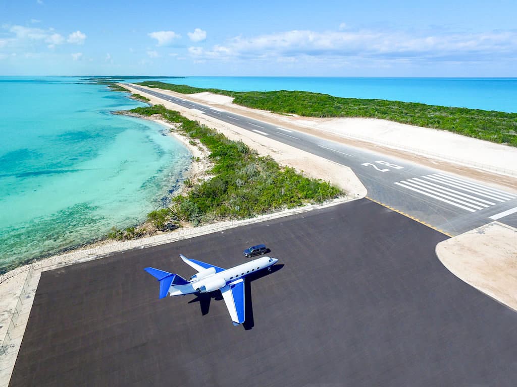 Esta paradisíaca isla privada de 700 acres y con su propia pista de aterrizaje en las Exumas, Bahamas se vende por $120 millones