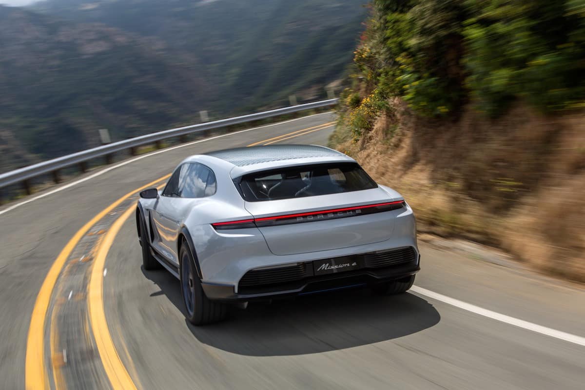 Porsche lanza competencia mundial para desarrolladores con datos del Mission E Cross Turismo