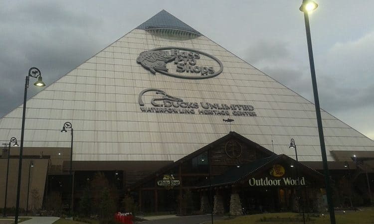 Tienda Bass Pro Shops en la Pyramid Arena