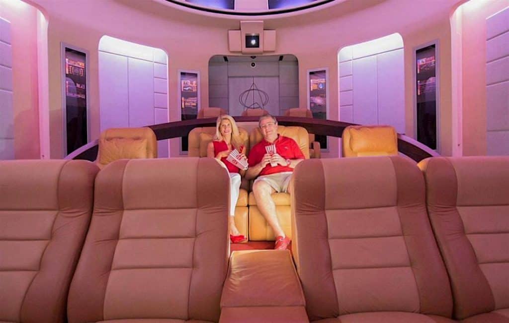 Este exclusivo cine privado de $1,5 millones fue inspirado en la serie "Star Trek" y tomó 4 años en ser construido
