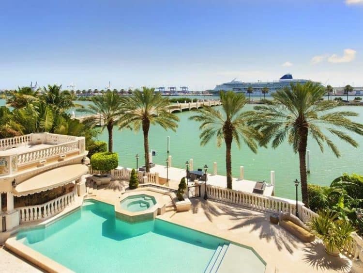 Esta suntuosa mansión de estilo italiano en la exclusiva Palm Island, Miami Beach se vendió por $17 millones