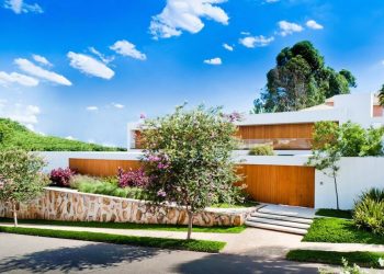 Marcelo Sodré diseñó esta hermosa residencia con espacios eficientes y abierta a la naturaleza en Sao Paulo, Brasil