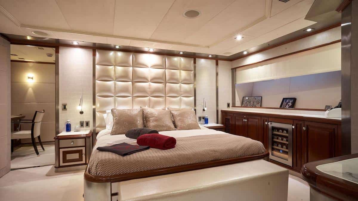 Sube a bordo de ASCARI I, el lujoso súper yate de 37 metros construido por Palmer Johnson que ahora puedes comprar por €5.200.000
