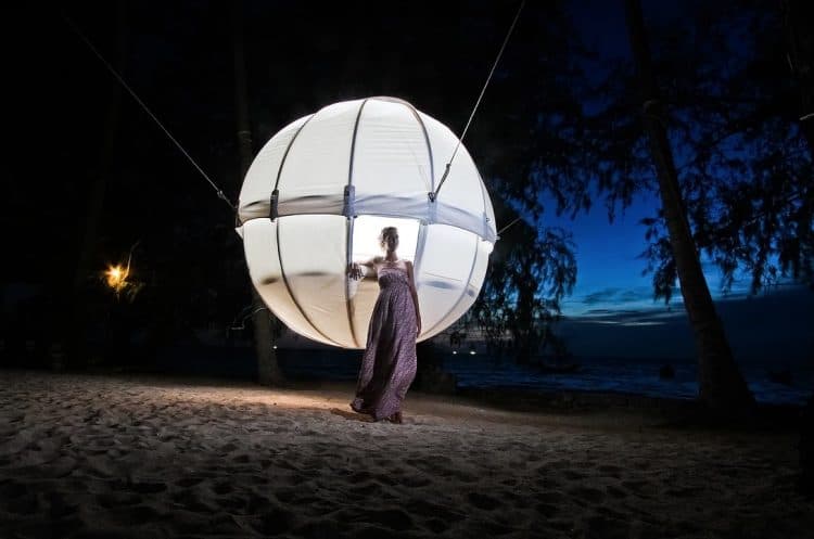 Cocoon Tree: Esta estructura esférica proporciona el lujo de acampar en puro glamour y máxima relajación bajo las estrellas