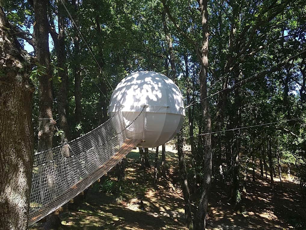 Cocoon Tree: Esta estructura esférica proporciona el lujo de acampar en puro glamour y máxima relajación bajo las estrellas