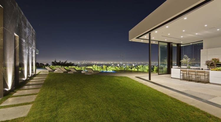 Vea la mansión contemporánea que el magnate de la moda Calvin Klein compró en Hollywood Hills, Los Ángeles por $25 millones