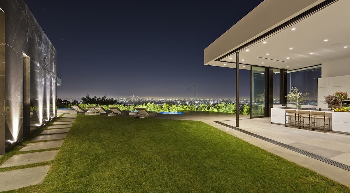 Vea la mansión contemporánea que el magnate de la moda Calvin Klein compró en Hollywood Hills, Los Ángeles por $25 millones