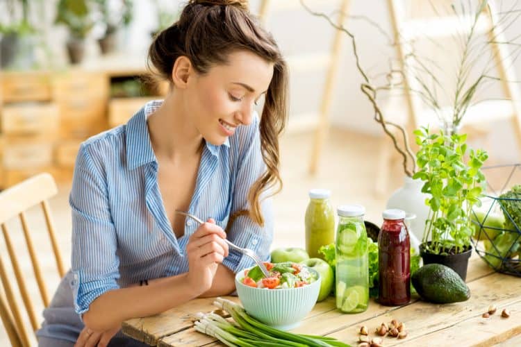 Mujer comiendo una ensalada saludable