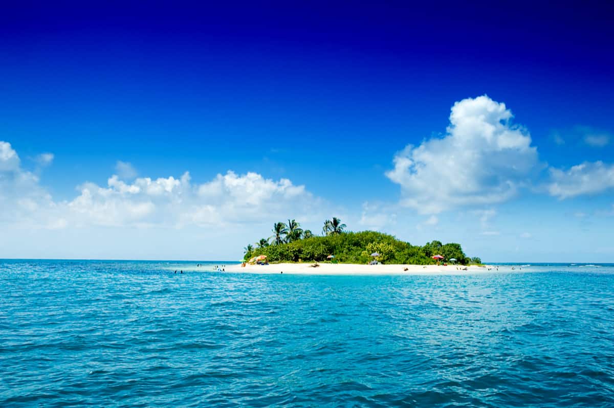 Remota isla tropical en el océano