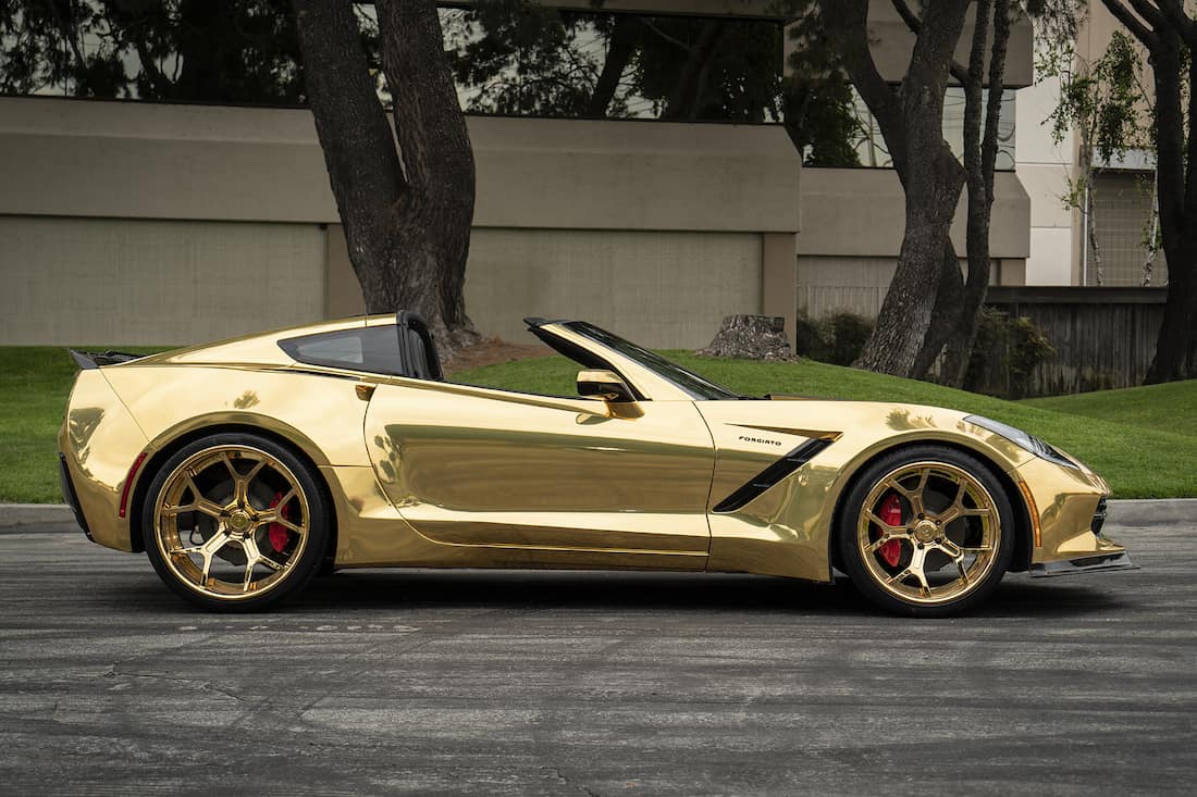 Corvette C7 Stingray chapado en oro agrega enormes llantas deportivas doradas