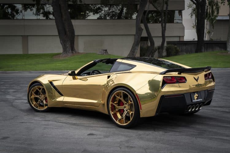 Corvette C7 Stingray chapado en oro agrega enormes llantas deportivas doradas