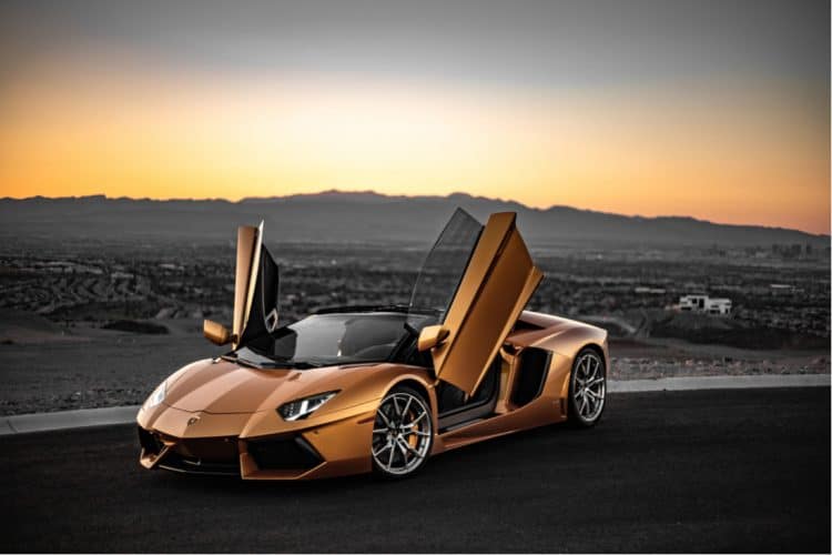 Lamborghini Aventador chapado en oro