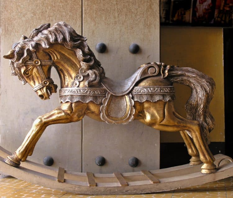 Antiguo caballo mecedora de oro macizo