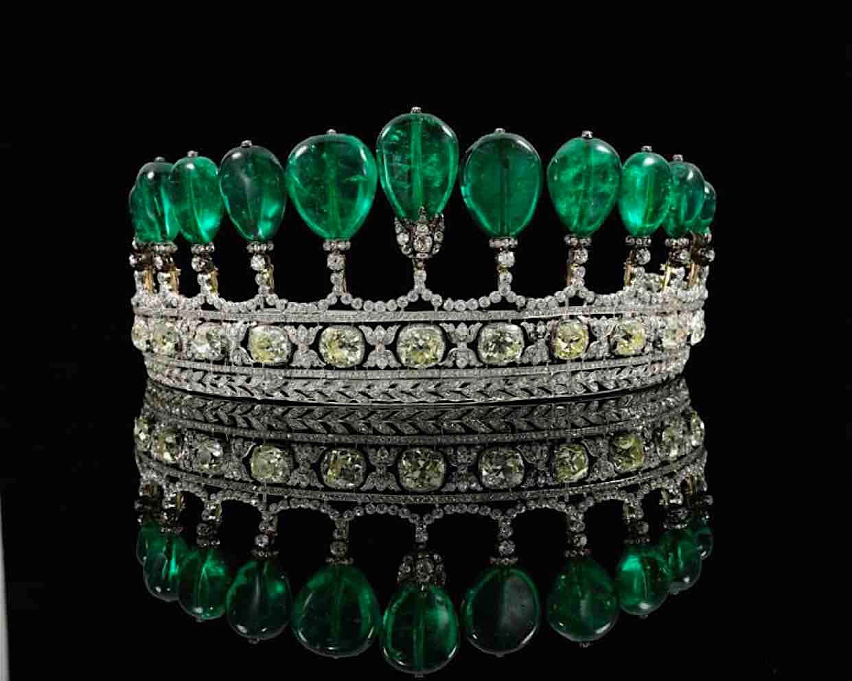La antigua tiara de esmeralda y diamante, podría estar entre los 5 objetos antiguos más caros jamás vendido.
