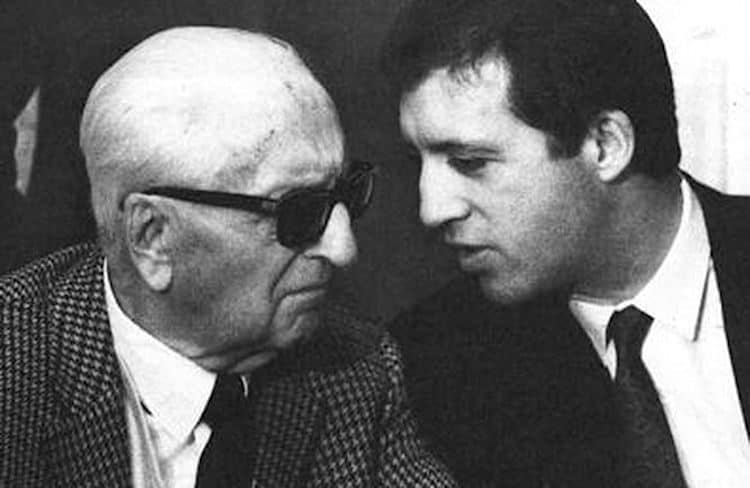 Piero Ferrari habla con su papá, Enzo Ferrari (1988).