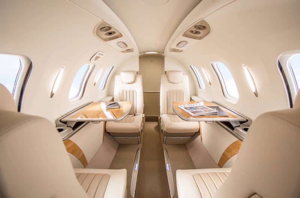 Interior de uno de los jet privado más baratos del mundo.