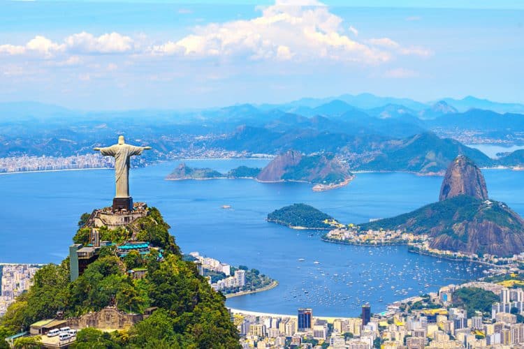 Vista aérea de Río de Janeiro con el Cristo Redentor y la Montaña Corcovado