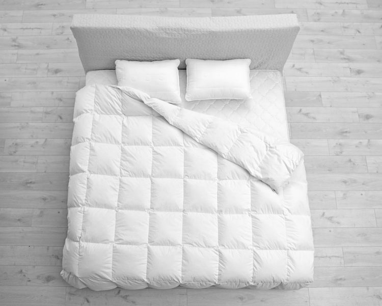 Cómoda cama con colchón nuevo en una habitación.