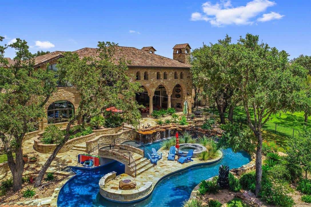 Elegante mansión ubicada frente a un lago y con piscina temática en Texas, sale a la venta por $3,6 millones