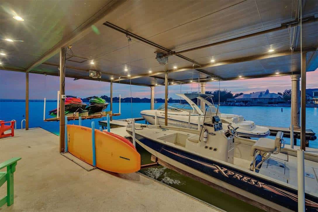 Hermosa casa ubicada frente a un lago y con piscina temática en Texas, sale a la venta por $3,6 millones