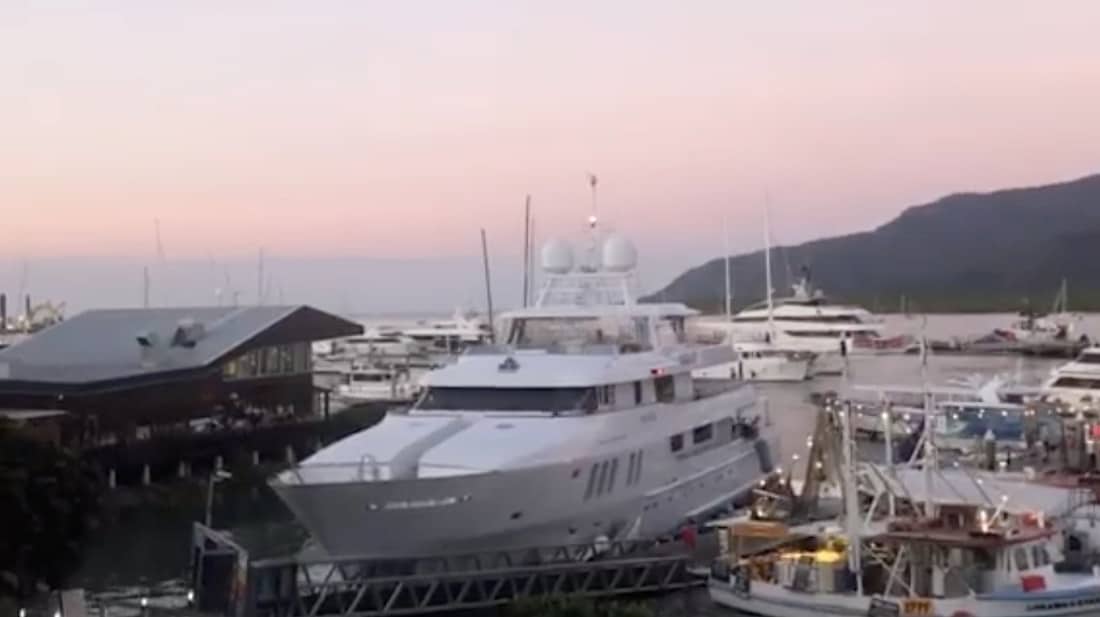 Vea este lujoso megayate de 46 metros estrellarse contra un muelle cerca de un restaurante en la marina de Cairns