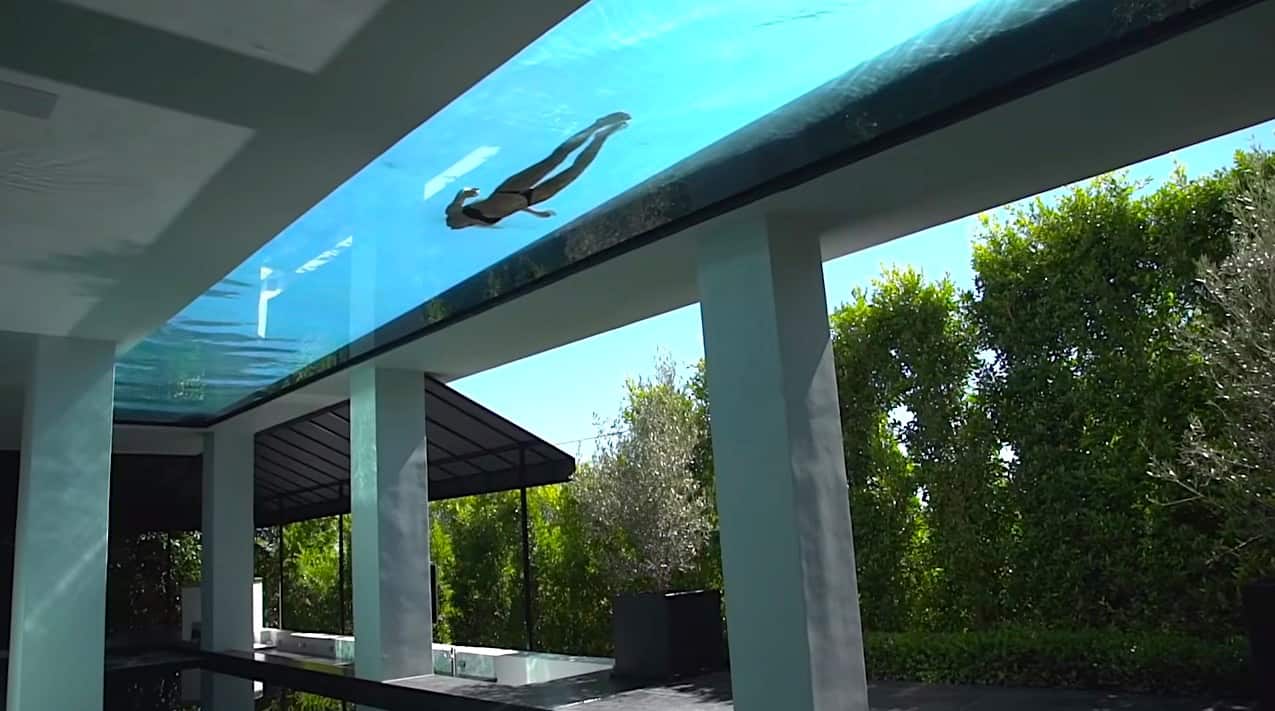 Casa contemporánea en Hollywood, Los Ángeles, con una piscina de cristal con fondo transparente