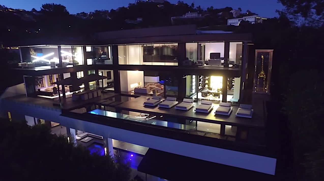 Casa contemporánea en Hollywood, Los Ángeles, con una piscina de cristal con fondo transparente