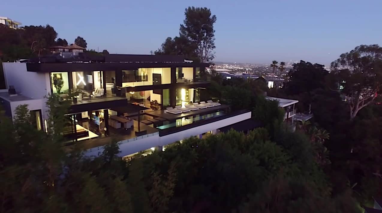 Con el precio de $34,9 millones, esta mansión moderna en Hollywood, Los Ángeles, viene con una piscina de cristal con fondo transparente