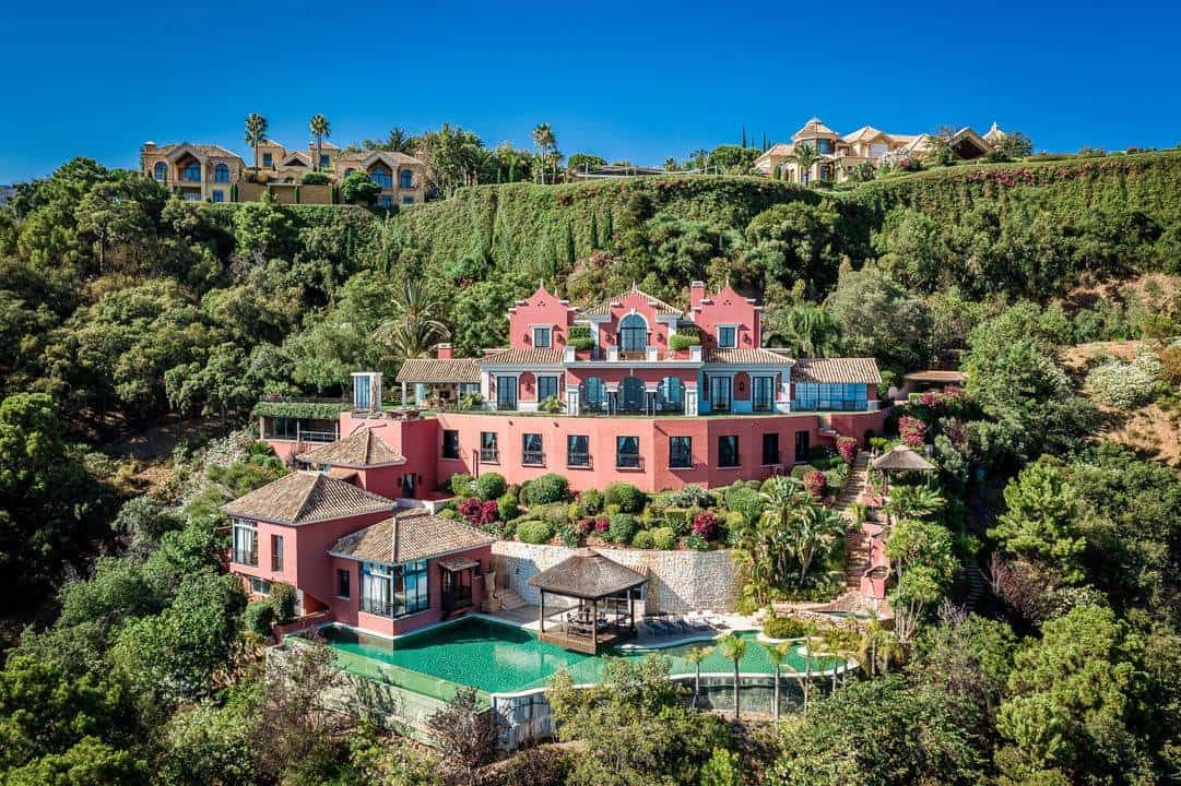 Esta alucinante villa en La Zagaleta con 2 piscinas, un elevador a la intemperie y en la cima de la montaña de Benahavís ¡ahora puede ser tuya!