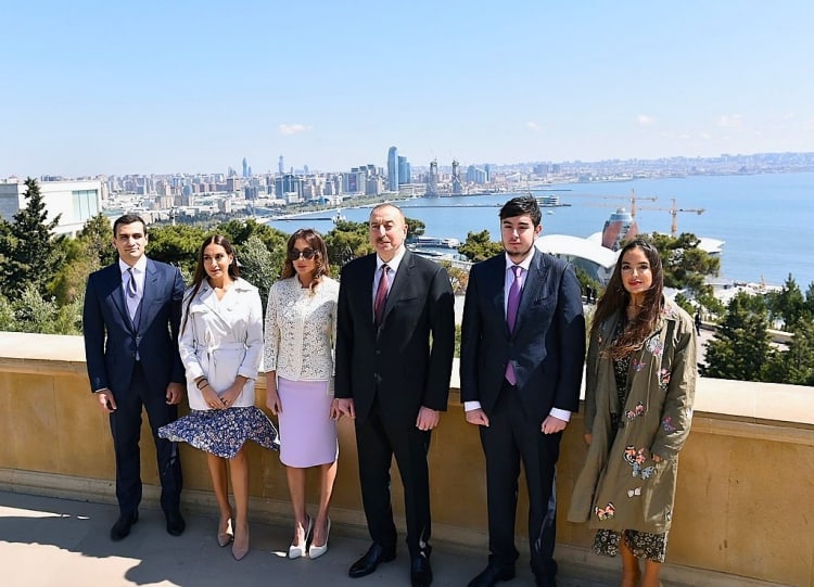El presidente de Azerbaiyán y su familia.
