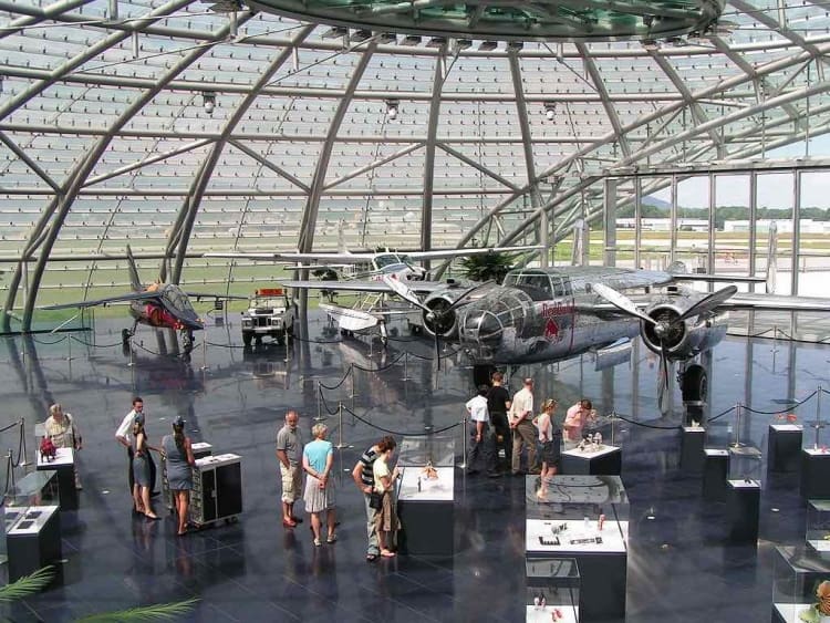 Hangar Salzburg 7: Donde Dietrich Mateschitz tienes su colección de aviones antiguos.