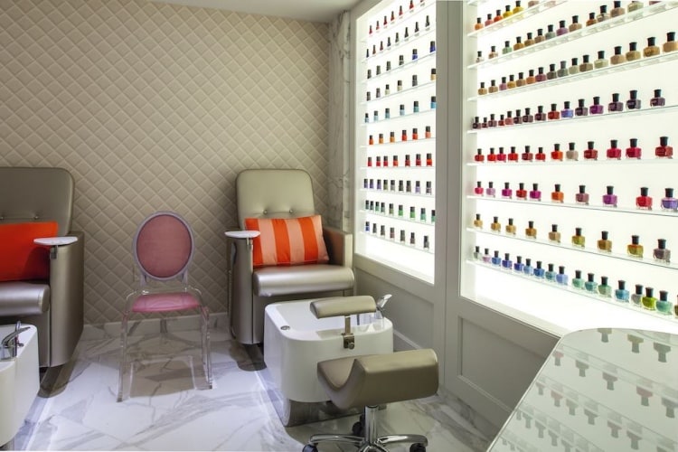 Exhibidor de esmalte de uñas en la sala de manicure y pedicure.