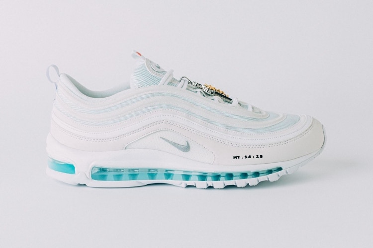 Las "Zapatillas de Jesús": Nike Air Max 97 fueron inyectadas con agua bendita