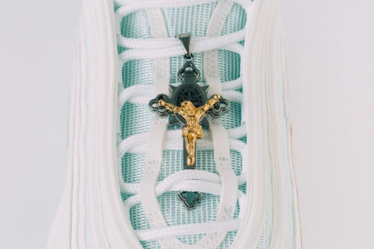 Las "Zapatillas de Jesús": Nike Air Max 97 fueron inyectadas con agua bendita