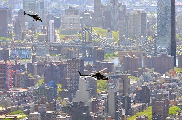 Dos helicópteros Uber (taxi aéreo) sobre Manhattan