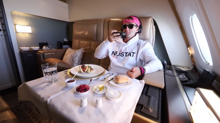 YouTuber Casey Neistat muestra cómo es volar en el asiento de avión más caro del mundo