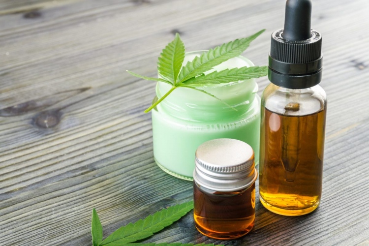 Beneficios cosméticos que tiene el aceite de cannabis para tu piel y cabello
