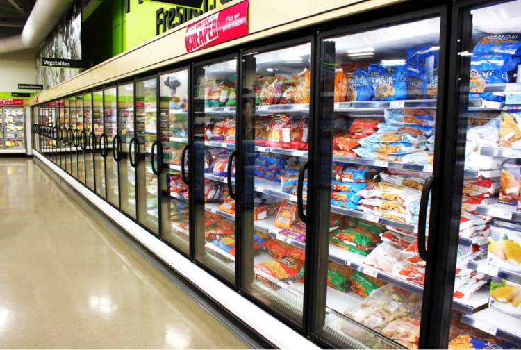 Pasillo de alimentos congelados en un supermercado