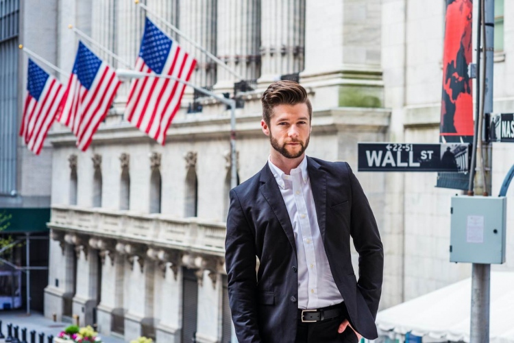 Empresario con barba viajando, trabajando en Wall Street, Nueva York