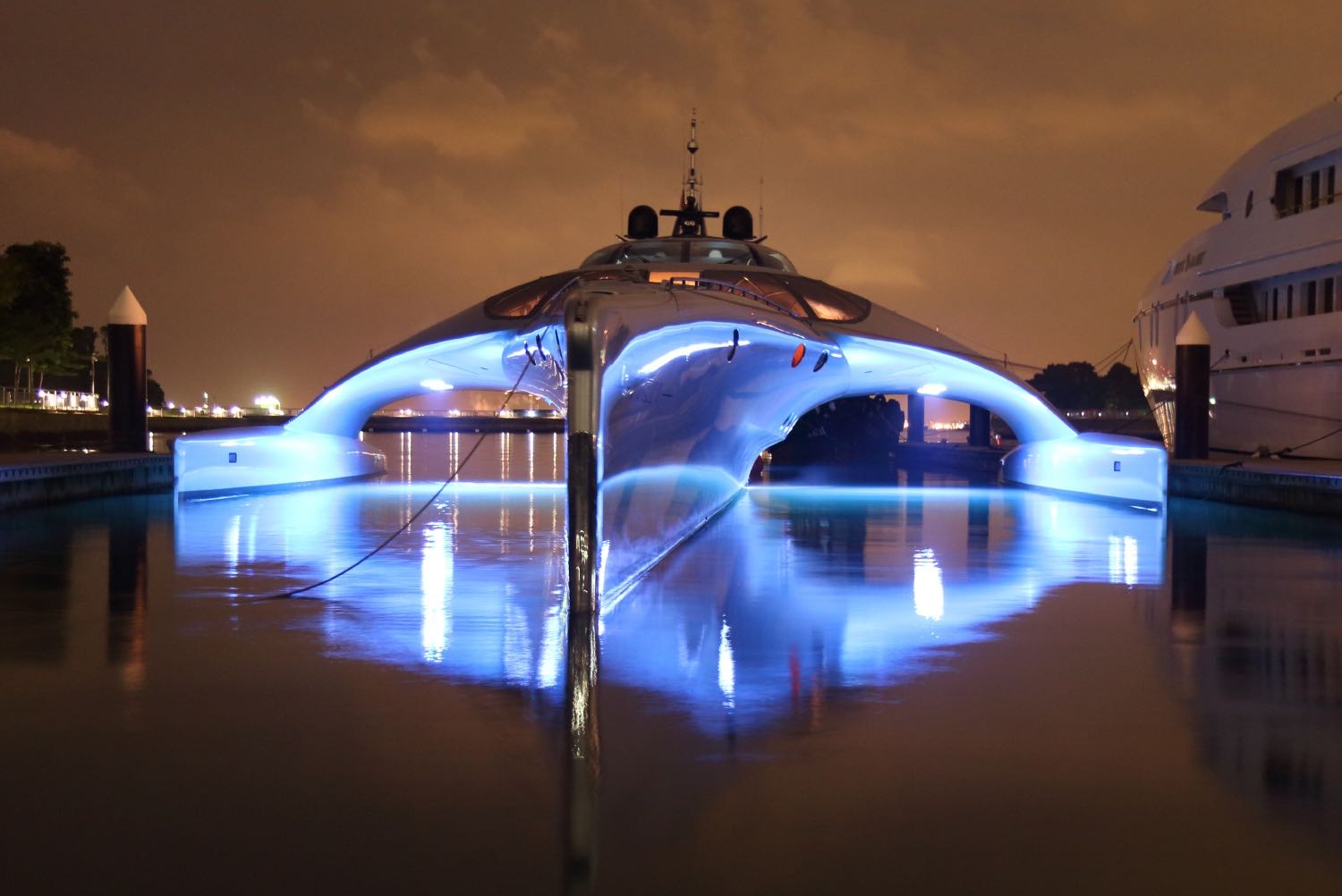 Este futurista súperyate sale a la venta por $12 millones en Burgess Yachts