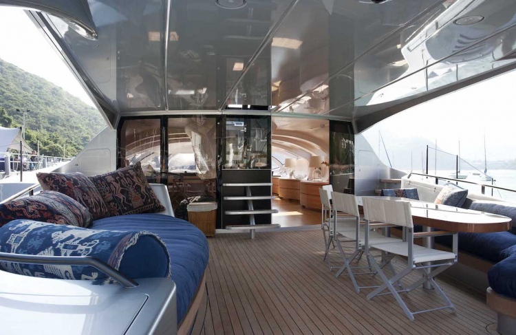 Futurista súperyate Adastra sala a la venta con Burgess Yachts