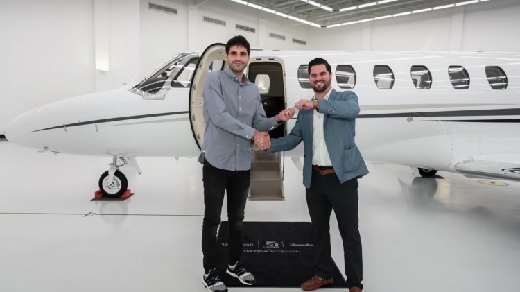 Vea el momento que él piloto YouTuber CitationMax recibe su nuevo jet privado Citation CJ3+