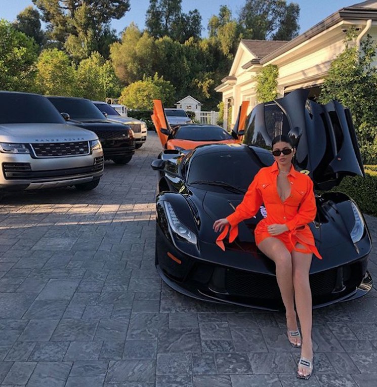Kylie Jenner exhibió su flota de autos de lujo valorada en 14 millones
