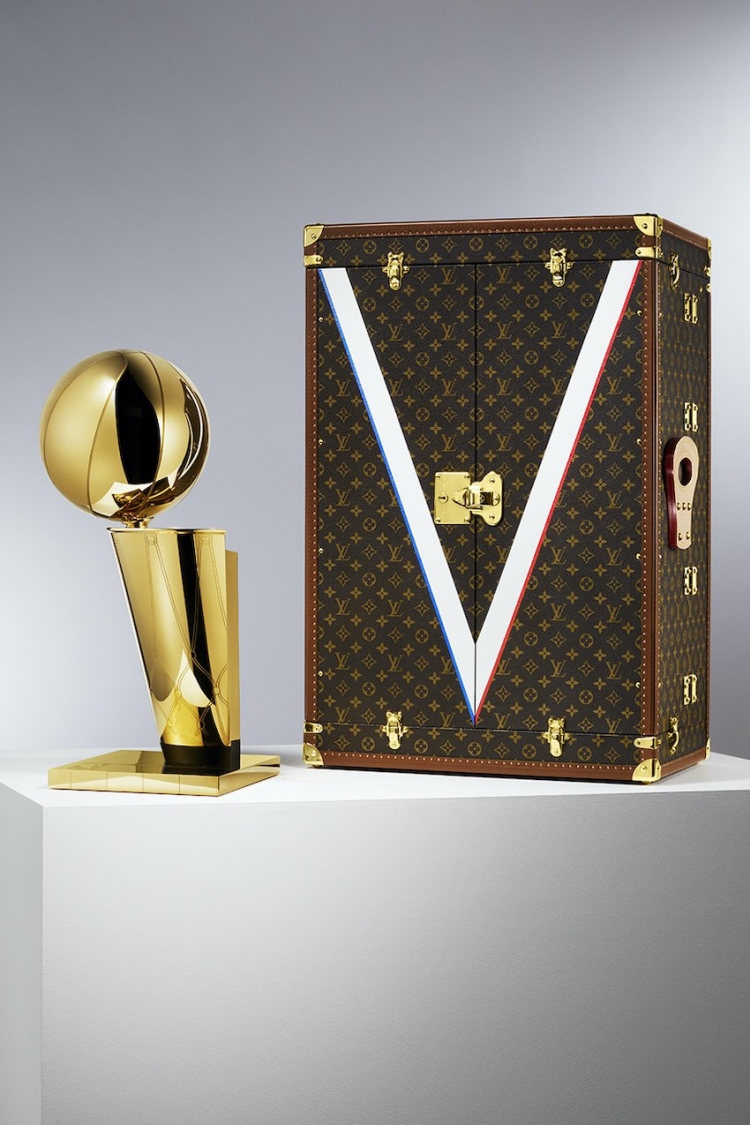 Baúl de viaje Louis Vuitton para el "trofeo Larry O’Brien" de la NBA.