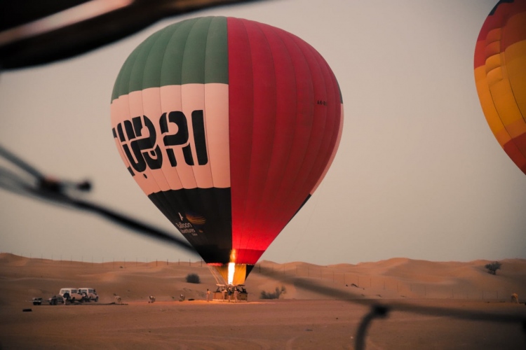 Disfrute de un exclusivo viaje en globo aerostático sobre el desierto de Dubái