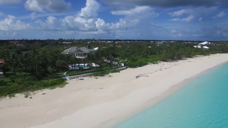 Este paraíso frente a la playa de Old Fort Bay, Bahamas se vendió por $12,5 millones