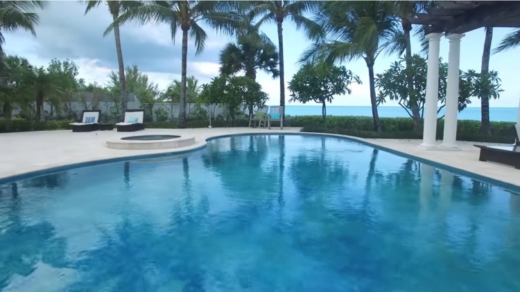 Este paraíso frente a la playa de Old Fort Bay, Bahamas se vendió por $12,5 millones