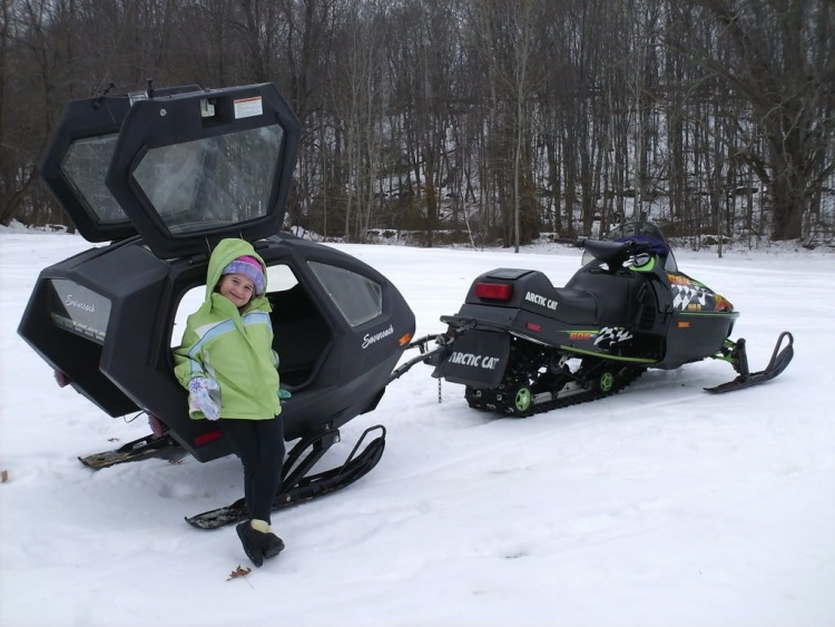 Equinox Snowcoach: Engánchalo a tú motonieve para el paseo más divertido en la nieve