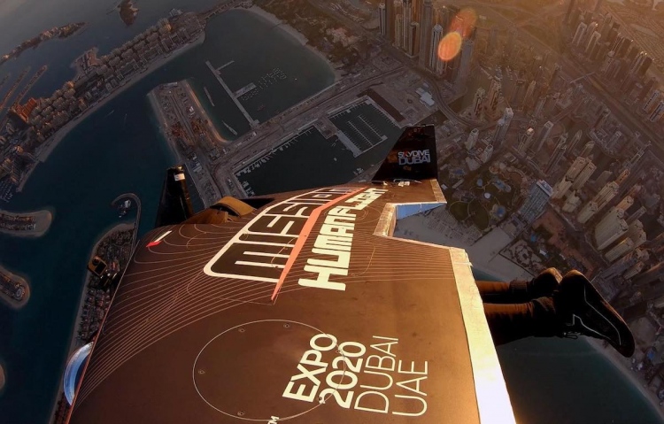 Vea este Jetman volar sobre el emirato de Dubái a 250 millas por hora