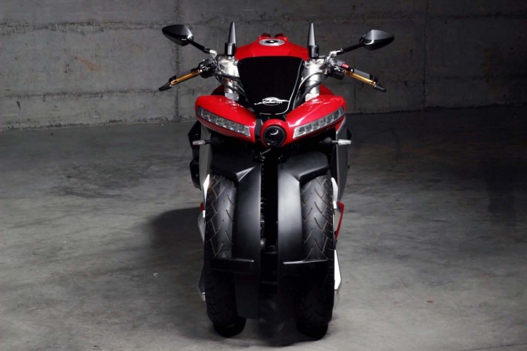 Lazareth lleva a producción la LM 410, su mega potente motocicleta de 4 ruedas alimentada por un motor Yamaha R1